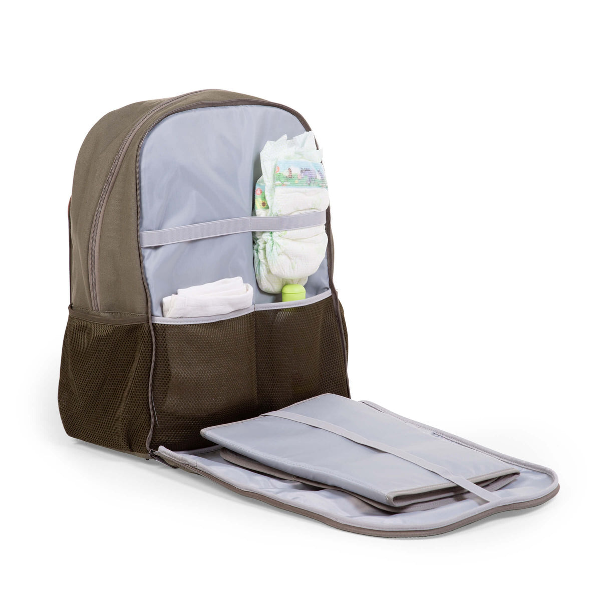 Open kaki Daddy Bag met luiers in opbergvakken, elastische banden en een opgevouwen verzorgingsmatje.