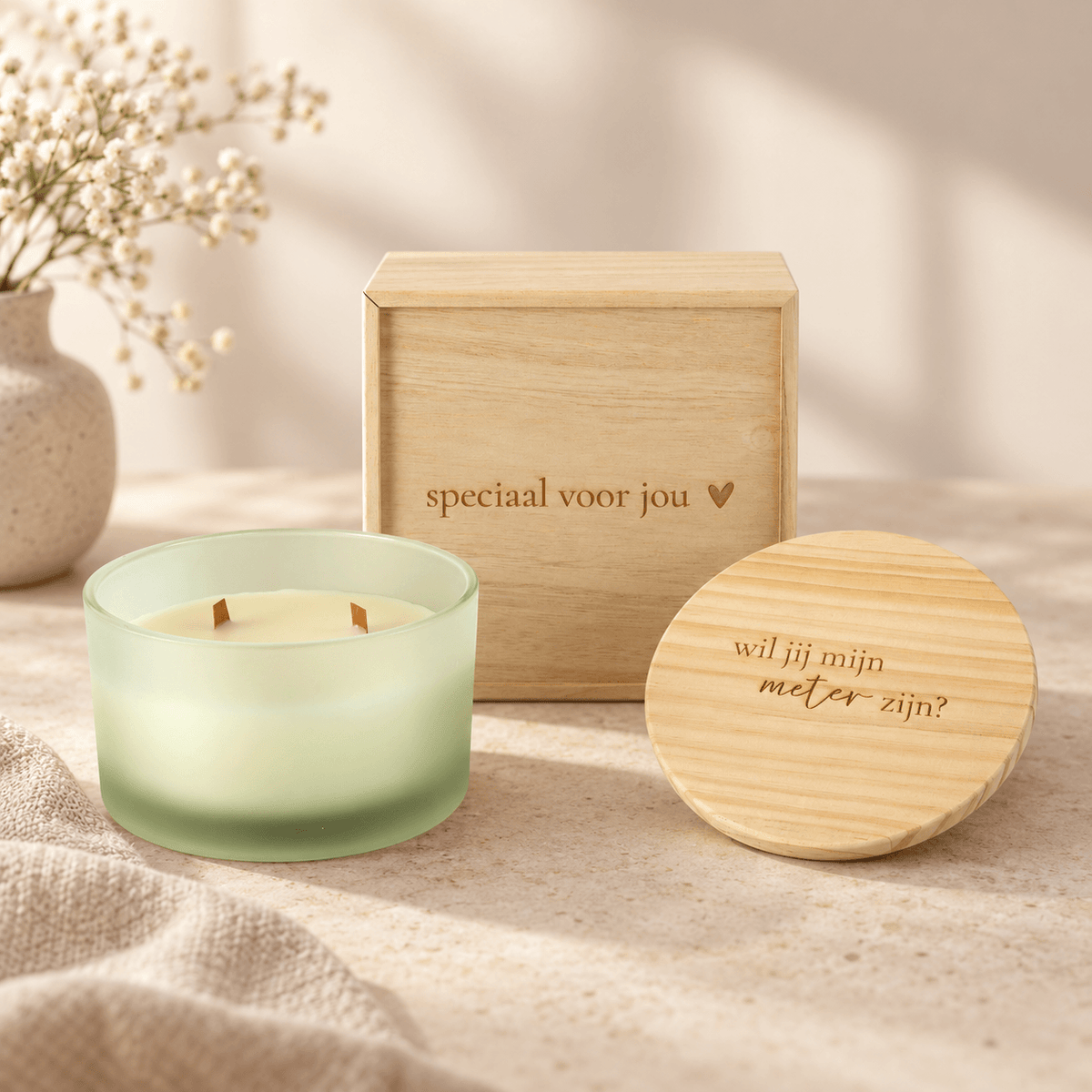 Geschenkset met groene geurkaars, houten deksel met 'wil jij mijn meter zijn?' en houten kistje met 'speciaal voor jou'.