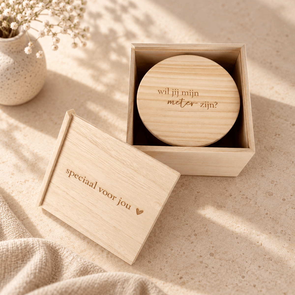 Open houten geschenkkistje met kaarsdeksel 'wil jij mijn meter zijn?' en schuifdeksel 'speciaal voor jou' ernaast.