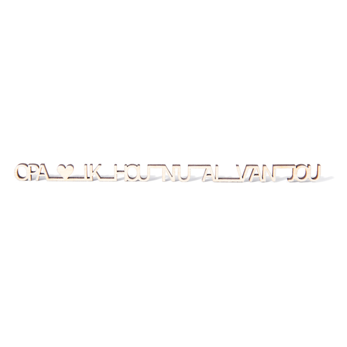 Uitgesneden MDF-tekst ‘Opa ♥ ik hou nu al van jou’ met een hartje op een witte achtergrond.