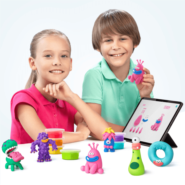 Twee kinderen met kleurrijke Hey Clay-kleifiguren, potjes klei en een tablet met boetseerinstructies.