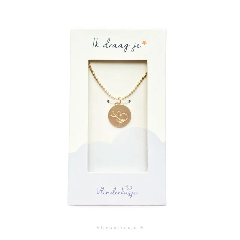 Goudkleurige ketting Ik draag je met ronde vlinderhanger in een wit doosje met kijkvenster.