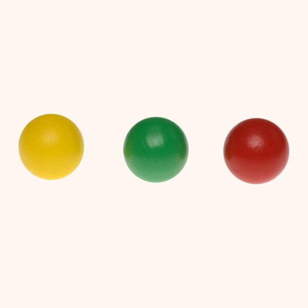 Een geel, groen en rood balletje voor de magnetische knikkerbaan