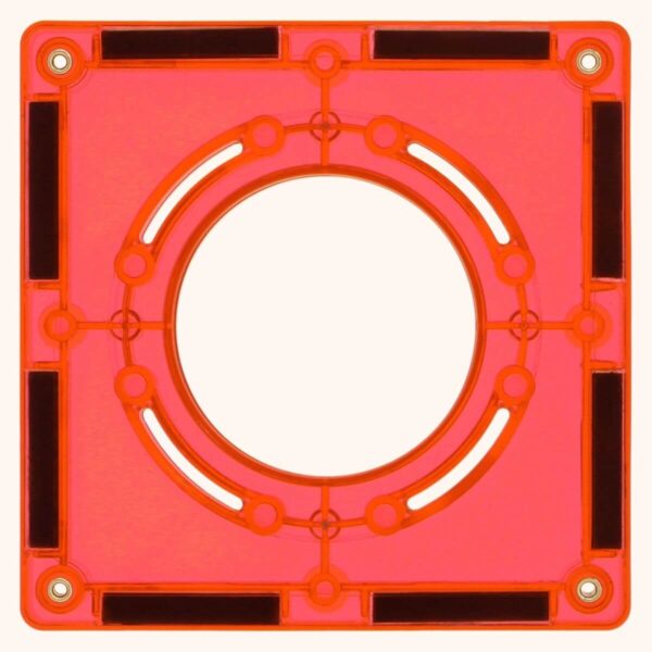 Detail van een rood magnetisch bouwblok met een ronde opening en zichtbare magneten langs de randen