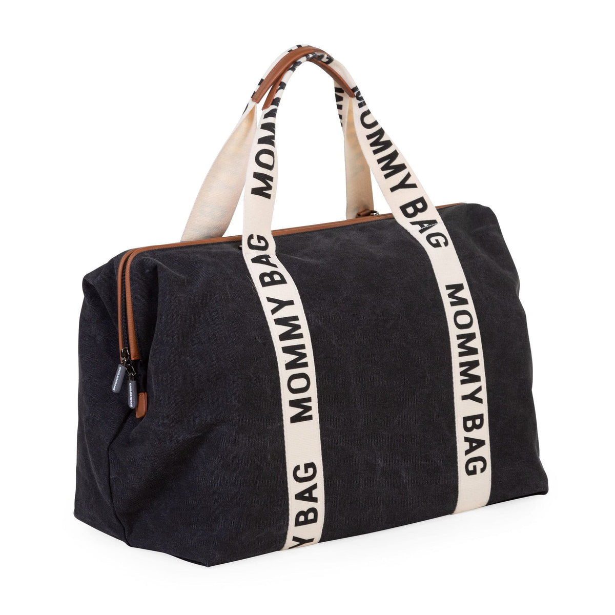 Zwarte Mommy Bag Signature verzorgingstas schuin van voren, met crèmekleurige draagriemen en dubbele ritssluiting.