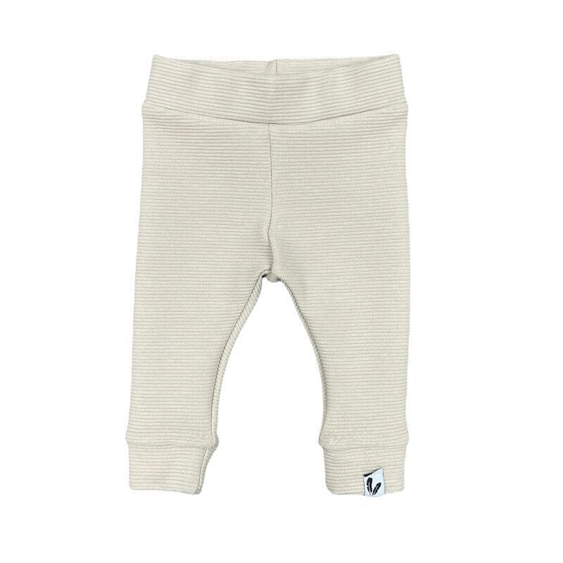 Beige newborn broekje met fijne ribstructuur, brede tailleband en boorden aan de pijpen.