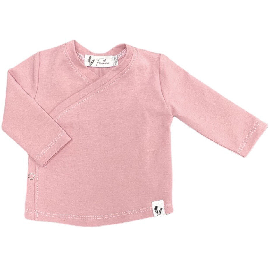 Roze overslagshirtje met lange mouwen, schuine halslijn en drukknoopje aan de zijkant op een witte achtergrond.