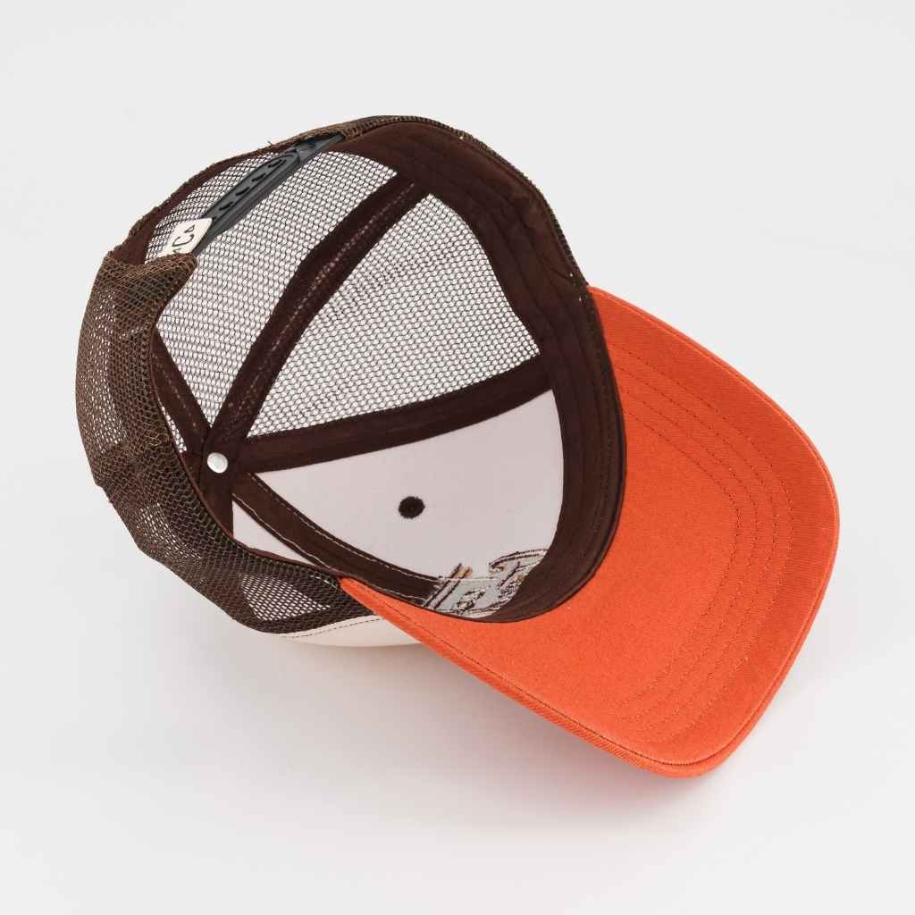 Binnenkant van de Feel Good-pet met chocoladebruine mesh, verstelbare drukknoopsluiting en roestkleurige klep.