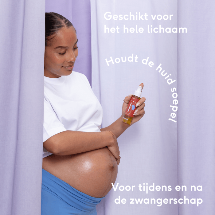 Zwangere vrouw met een hand op haar buik en een flesje Naïf Relaxing Body Oil in de andere hand.