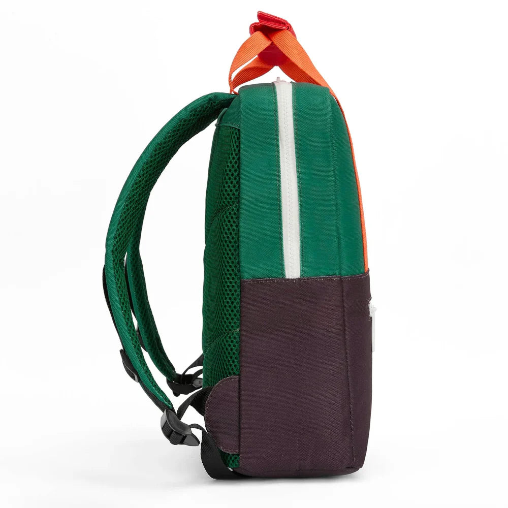 Hello Hossy Mini Dark Green rugzak van opzij, met donkergroene bovenkant, donkere onderkant en oranje handgrepen.