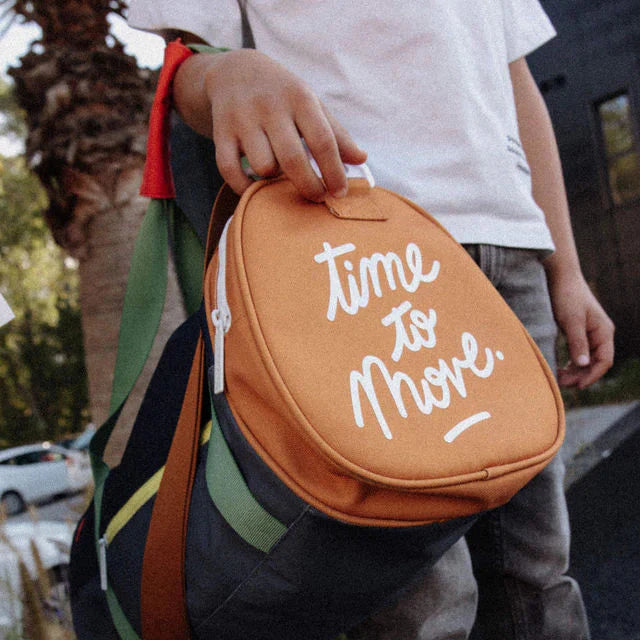 Detail van de oranje zijkant van weekendtas Mini Marine met de tekst 'Time to Move', gedragen door een kind.