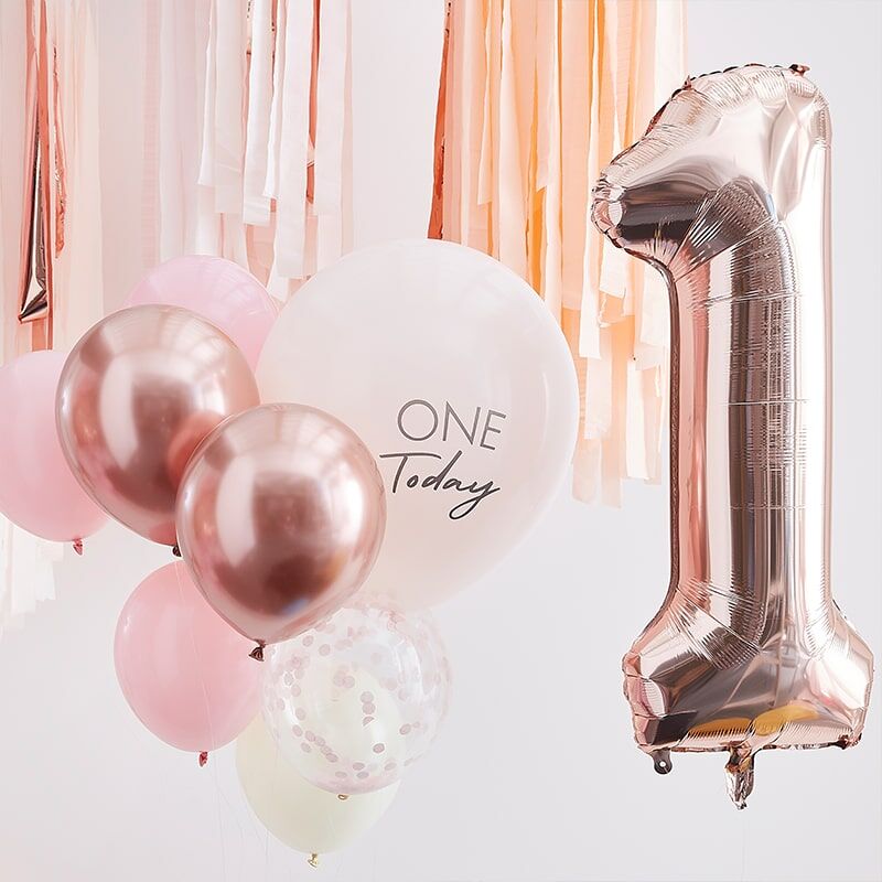 Roze ballonnenset voor de eerste verjaardag met cijfer 1 en 'One Today'-ballon voor een achtergrond met linten.