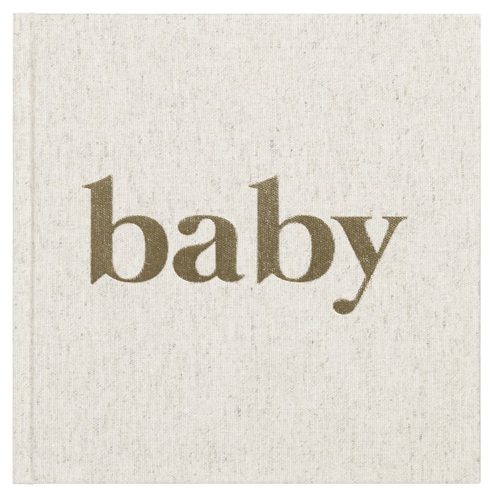 Voorkant van het linnen baby-invulboek met naturelkleurige kaft en het woord ‘baby’ in goudfolie.