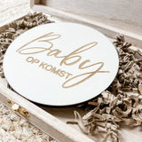 houten kistje baby op komst baby on the way