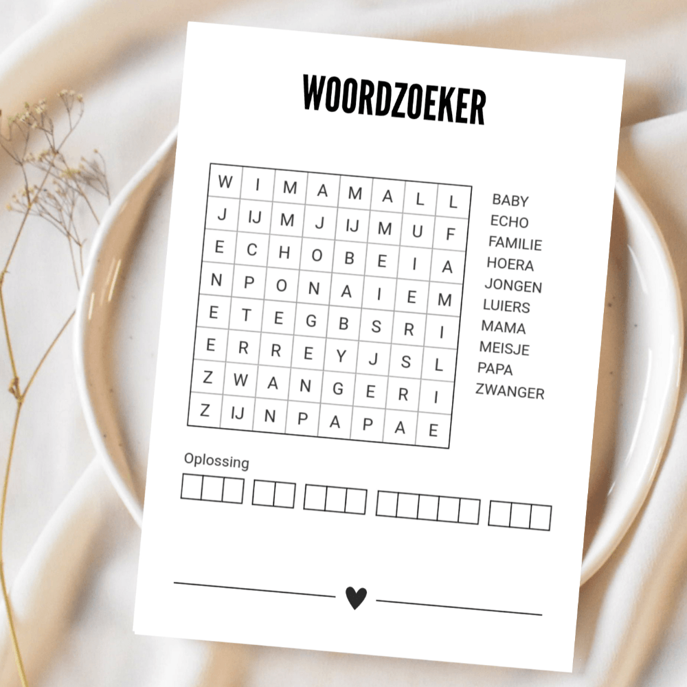 Witte A6-woordzoekerkaart om een peter te vragen, op een bord met lichte stof en droogbloemen.