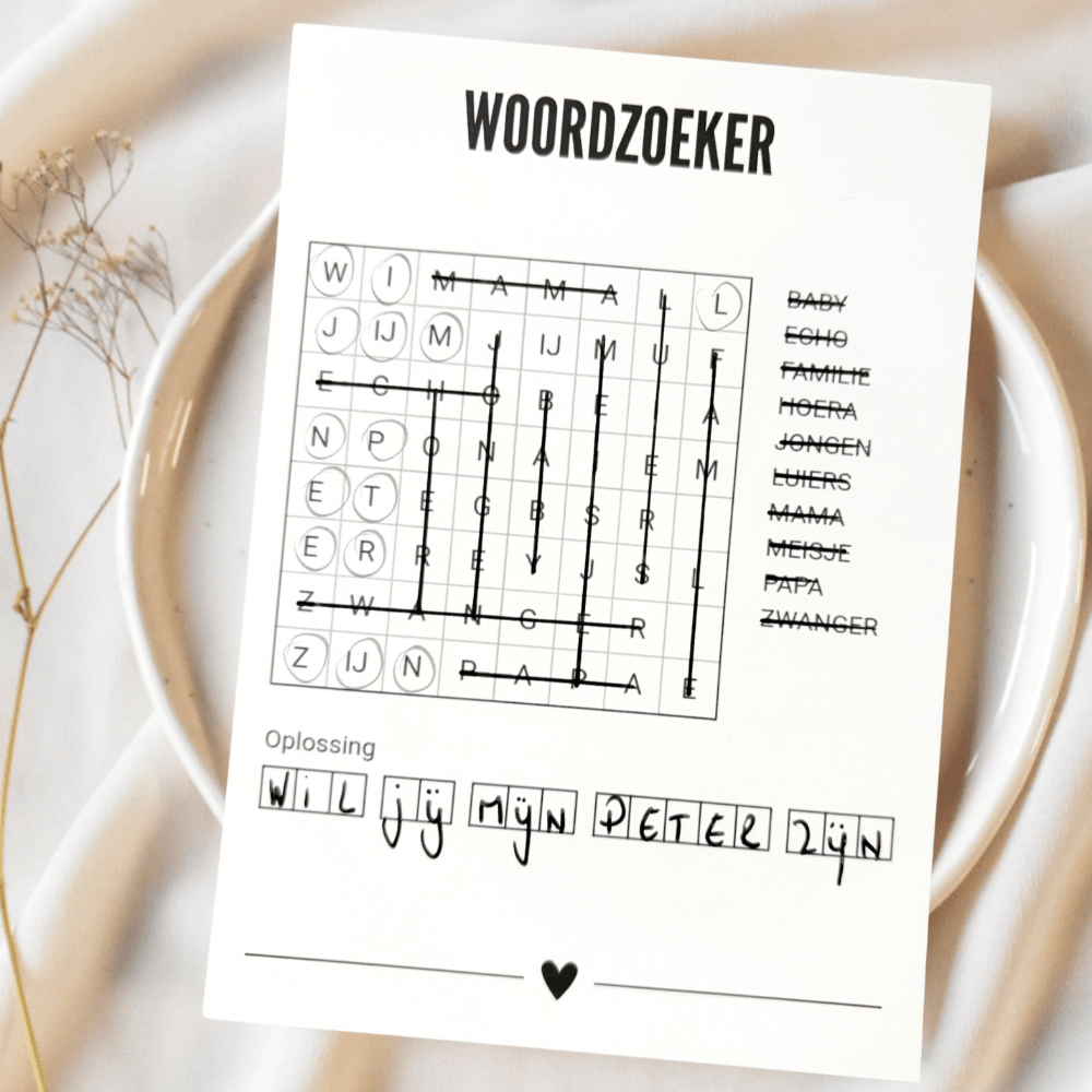 Ingevulde A6-woordzoekerkaart met doorgestreepte woorden en de oplossing ‘Wil jij mijn peter zijn’.