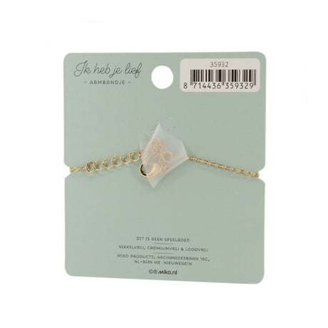 Achterzijde van de lichtgroene kaart met de goudkleurige armband Liefste Oma, sluiting en verlengkettinkje.