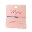 Grijs koordarmbandje met zilverkleurig hartje op een roze kaart met de tekst 'Lieve Mama'.