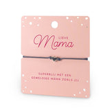 Grijs koordarmbandje met zilverkleurig hartje op een roze kaart met de tekst 'Lieve Mama'.