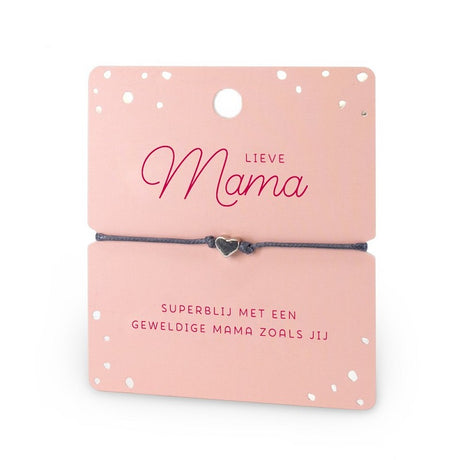 Grijs koordarmbandje met zilverkleurig hartje op een roze kaart met de tekst 'Lieve Mama'.