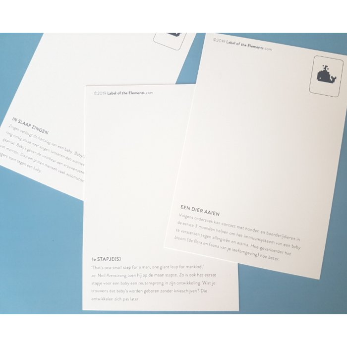 Achterzijde van Baby Mail-mijlpaalkaarten met babyweetjes en ruimte om te schrijven, op een blauwe achtergrond.