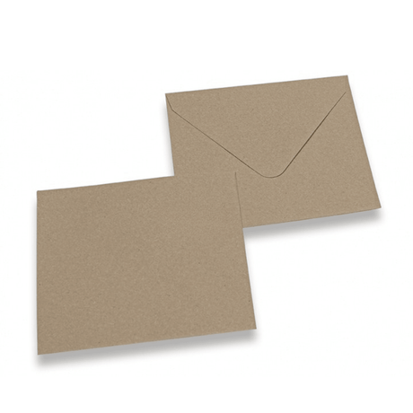 Voor- en achterzijde van de kraftkleurige envelop bij de babyromperkaart op een witte achtergrond.
