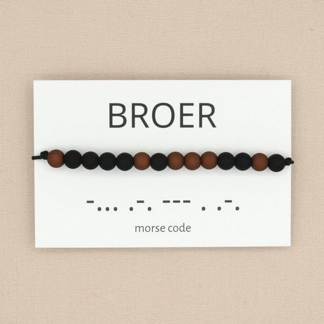 Morsecode-armband voor broer met zwarte en bruine kralen op een wit kaartje met ‘broer’ en de bijbehorende morsecode.