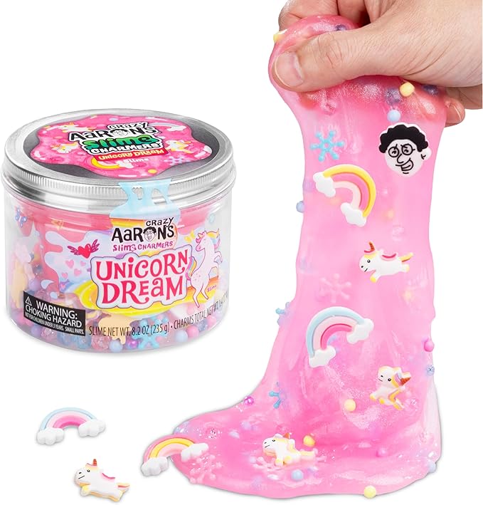 Crazy Aarons Unicorn Dream: roze slijm met eenhoorns en regenbogen, uitgerekt naast de pot.