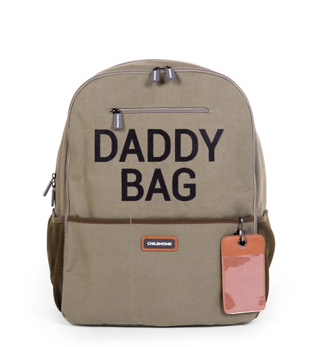 Kaki Daddy Bag verzorgingsrugzak met zwarte tekst, voorvak met rits en bruin label.