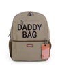 Kaki Daddy Bag verzorgingsrugzak met zwarte tekst, voorvak met rits en bruin label.