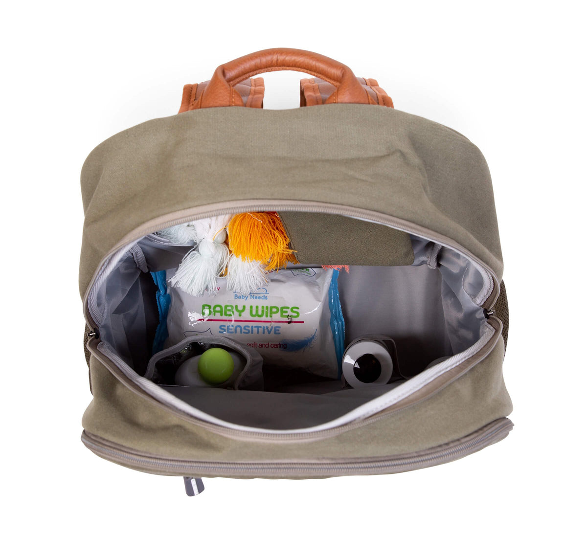 Bovenaanzicht van de open kaki Daddy Bag, gevuld met babydoekjes en andere verzorgingsspullen.