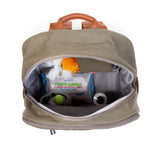 Bovenaanzicht van de open kaki Daddy Bag, gevuld met babydoekjes en andere verzorgingsspullen.