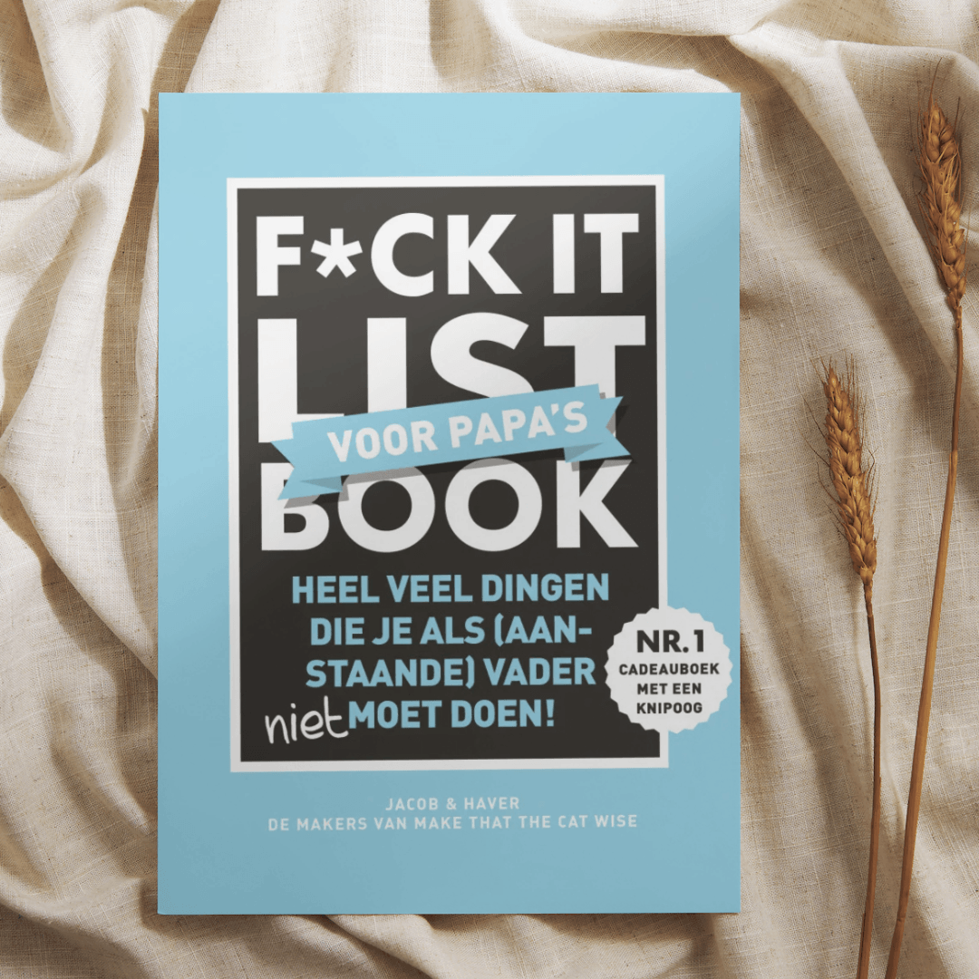 F*ck It List Book voor papa's met lichtblauwe cover op beige stof naast gedroogde aren