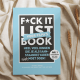F*ck It List Book voor papa's met lichtblauwe cover op beige stof naast gedroogde aren