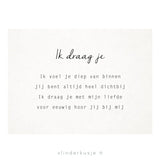 Witte kaart ‘Ik draag je’ uit Gedichtendoosje Vol Troost, met een gedicht over liefde en blijvende verbondenheid.