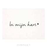 Wit kaartje uit Gedichtendoosje Vol Troost met de zwarte, handgeschreven tekst ‘In mijn hart’ en een klein hartje.