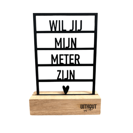 Zwart houten frame met de tekst ‘Wil jij mijn meter zijn?’ en een hartje, op een eiken blokstandaard.