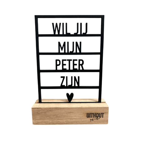 Zwart houten frame met de tekst ‘Wil jij mijn peter zijn?’ en een hartje, op een eiken standaard.