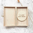 Open houten kistje met een houten cirkel met de tekst ‘Ik word grote broer!’ op een lichtgrijze ondergrond.