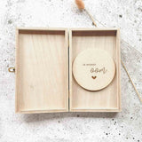 Open houten kistje met een houten cirkel met de tekst ‘je wordt oom’ en een hartje.