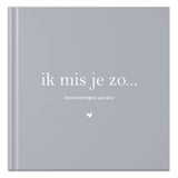 Blauwgrijze cover van invulboek ‘Ik mis je zo’ met witte titel, ondertitel ‘herinneringen aan jou’ en een hartje.
