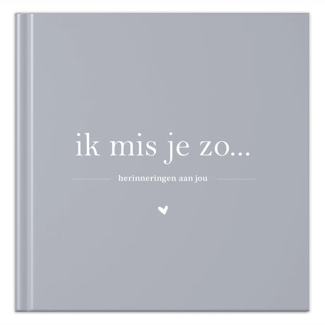 Blauwgrijze cover van invulboek ‘Ik mis je zo’ met witte titel, ondertitel ‘herinneringen aan jou’ en een hartje.