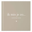 Taupe invulboek ‘Ik mis je zo’ met witte titel, de tekst ‘herinneringen aan jou’ en een wit hartje op de cover.