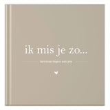 Taupe invulboek ‘Ik mis je zo’ met witte titel, de tekst ‘herinneringen aan jou’ en een wit hartje op de cover.