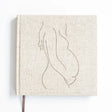 Invulboek Mijn Zwangerschap met lichtbeige linnen cover en gestikte lijntekening van een zwangere buik