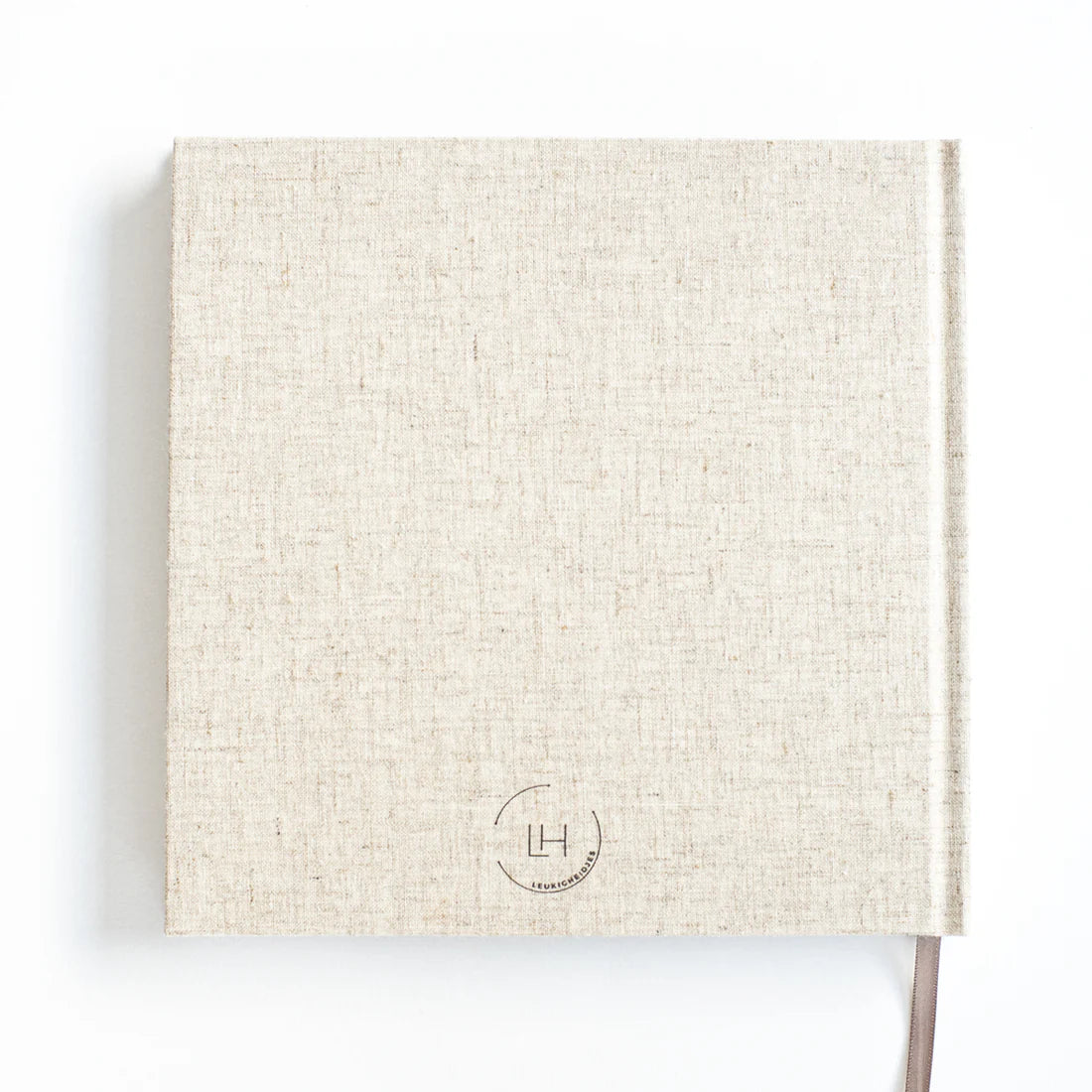 Achterkant van het lichtbeige invulboek Mijn Zwangerschap met klein logo onderaan en bruin leeslint