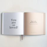 Opengeslagen zwangerschapsinvulboek met links 'You are so loved!' en rechts een zachtroze pagina 'Speciale momenten'