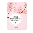Roze wenskaart met bloesemtakken, afgeronde hoeken en de tekst ‘wil jij mijn meter worden?’ in een witte cirkel.