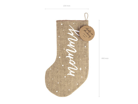 Jute kerstsok met witte tekst 'mommy', sterretjes en een ophanglus tegen een witte achtergrond.