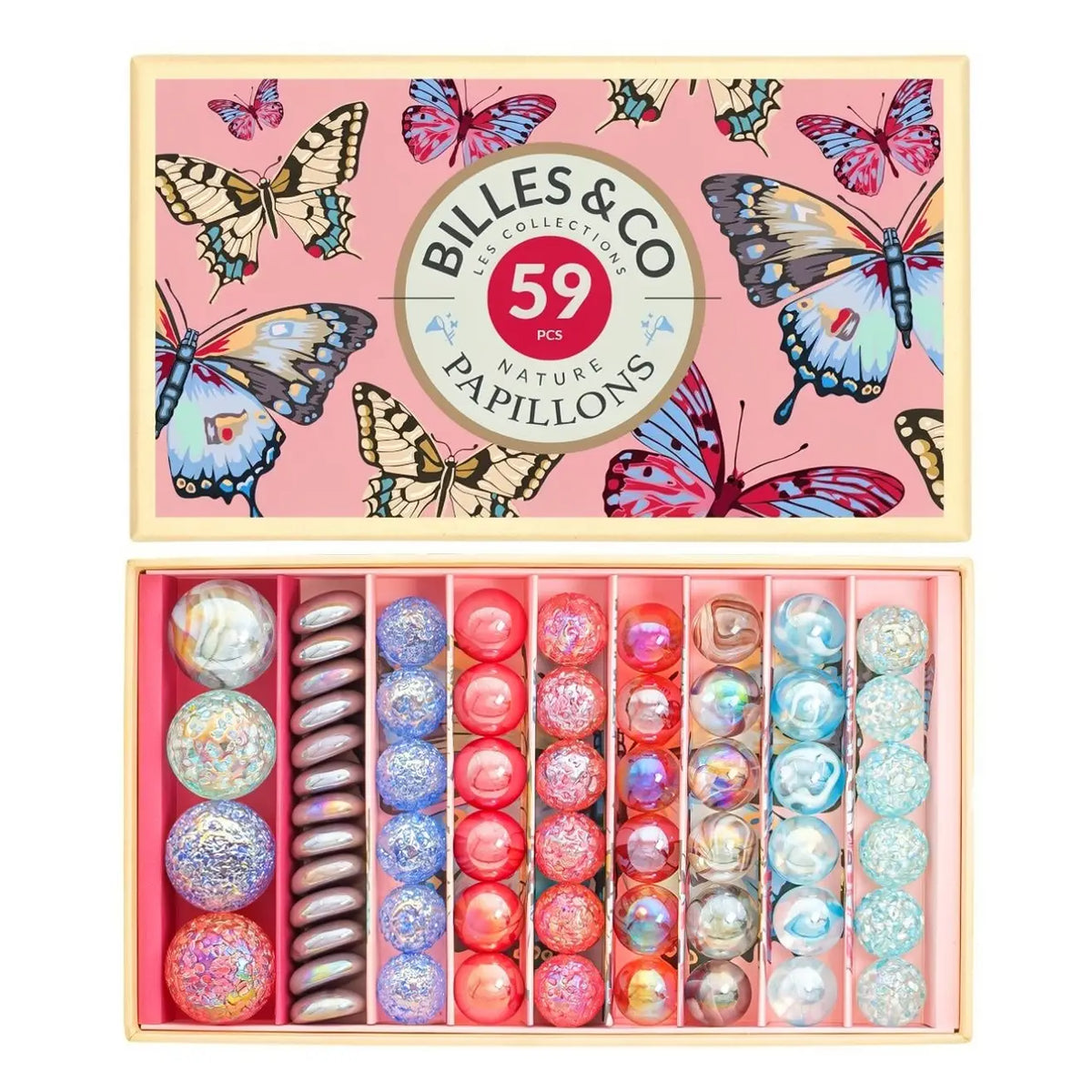 Butterfly-knikkers in een open vakjesdoos met roze binnenkant en een deksel met kleurrijke vlinders, van bovenaf gezien.